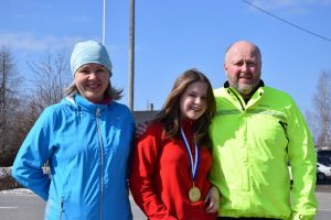 Kirsi Nelimarkka, Laura Kantonen ja Sami Kantonen kiersivät Sääksjärven sunnuntaina pyöräillen ja jalkaisin.
