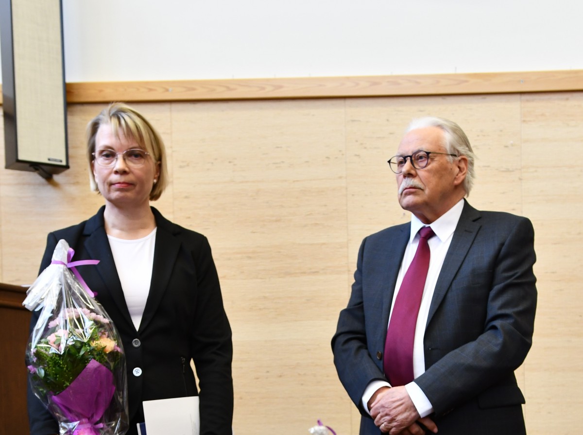 Rakennustarkastaja Virpi Tiainen ja pankinjohtaja Esko Leväniemi saivat huomionosoitukset kokouksen aluksi.