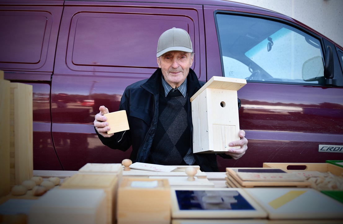 74-vuotias Seppo Kytömäki kiertää erilaisissa tapahtumissa myymässä puutöitä. ”On mukava myydä omaa tuotettaan”, hän sanoi. ”Ensi kuussa tulee täyteen 54 vuotta siitä, kun perustin yrityksen nimeltä Tuhkanperkiön kaluste. Nykyään tämä on vain harrastus, mutten ole malttanut myydä sitä poiskaan.”