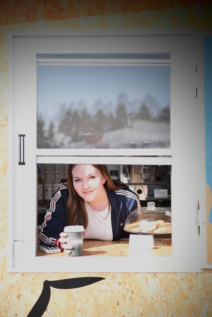 Paikallisen Espresso Stop -kojun Elina Kupila valmisti erikoiskahveja samalla, kun Roope Laukkonen paistoi lettuja.