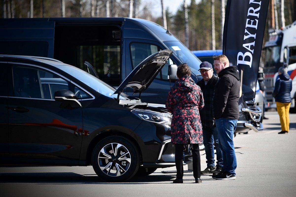 Bayerncar-autoliikkeellä oli tapahtumassa sähköautonäyttely. Autoja sai myös käydä koeajamassa.