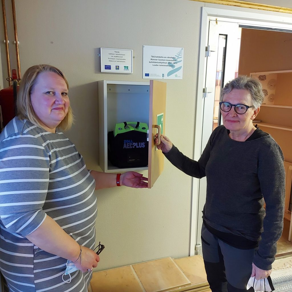 Kankaan-Ikolan kyläseura Tempaus osti hankkeessa kylätalolle sydäniskurin, jota tässä esittelevät Katja Jaskari ja Anna-Maija Alatalkkari. Kuva: Marita Mattila