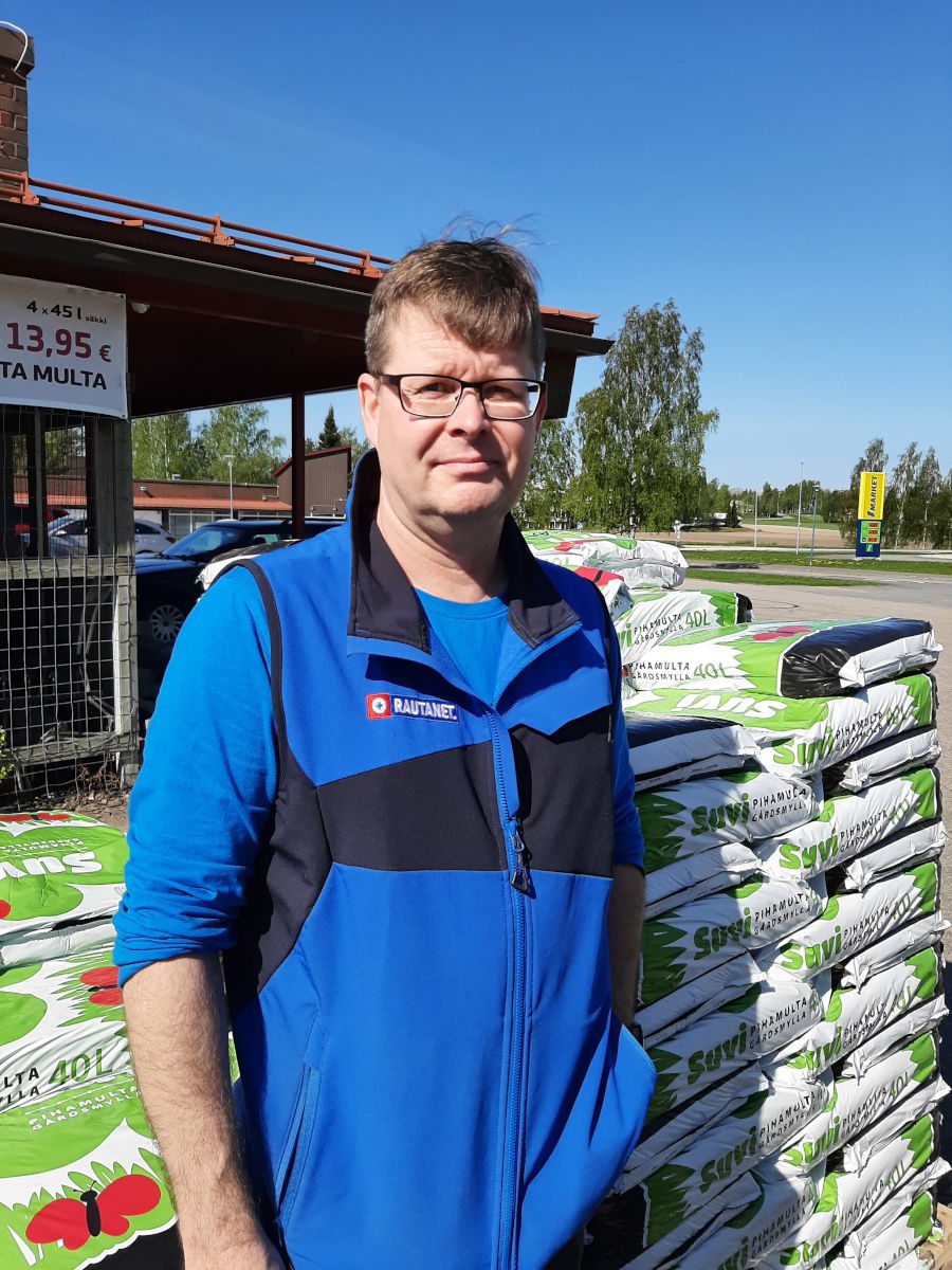 Jouni Luoma muistuttaa, että nyt on hyvä aika kalkin levittämiseen. Kuva Aino Alppinen