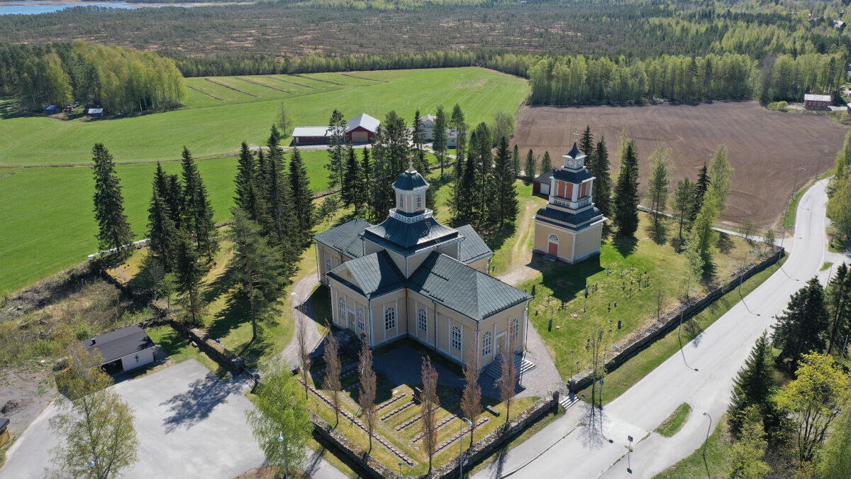 Evijärven kirkko. Kirkon on suunnitellut Antti Hakola Härmästä.