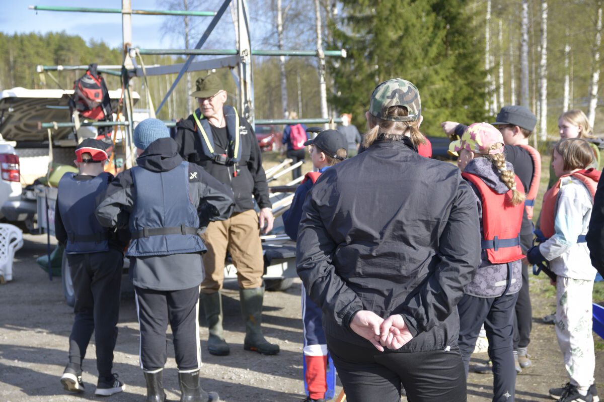 Kauko Huhtaluhta Lakeuden Elämyspalvelusta opastaa turvallisuussäännöt tarkkaan jokaiselle partiolaiselle.