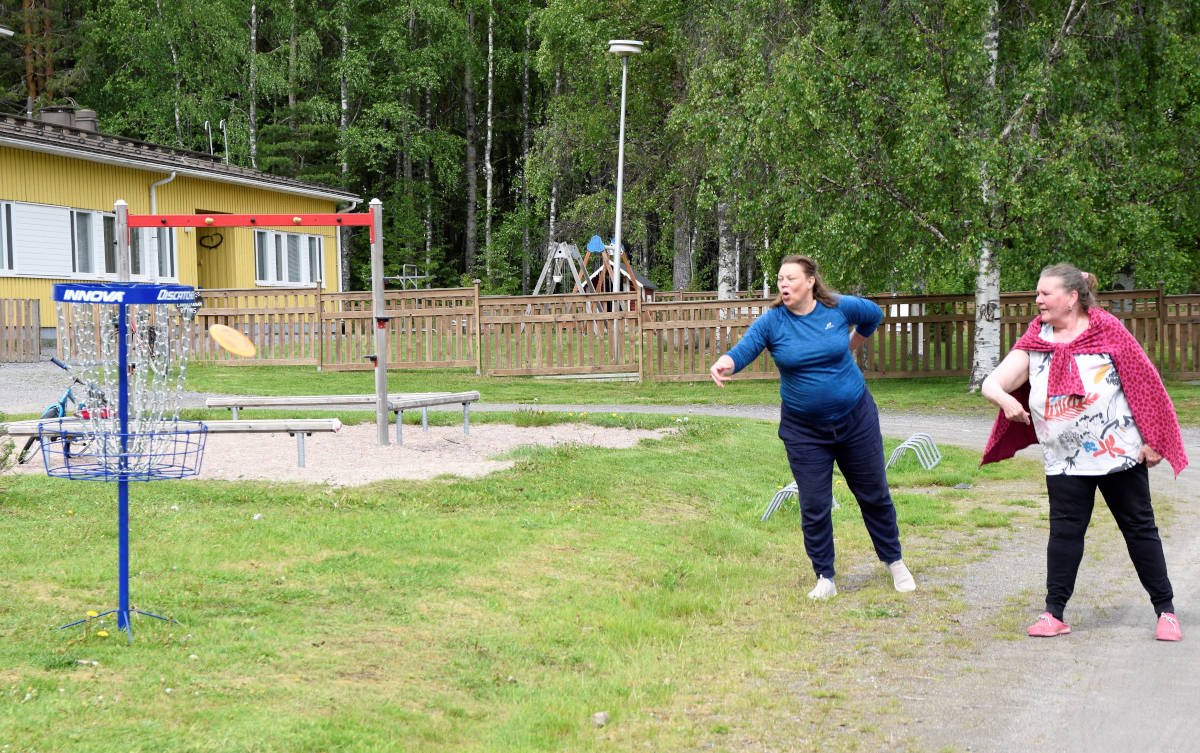 Maarit Ahola (kuvassa oik.) testaamassa frisbeen heittoa yhdessä sivistysjohtaja Tarja Puron kanssa. Maarit kertoo, että hänelle kerta oli ensimmäinen.