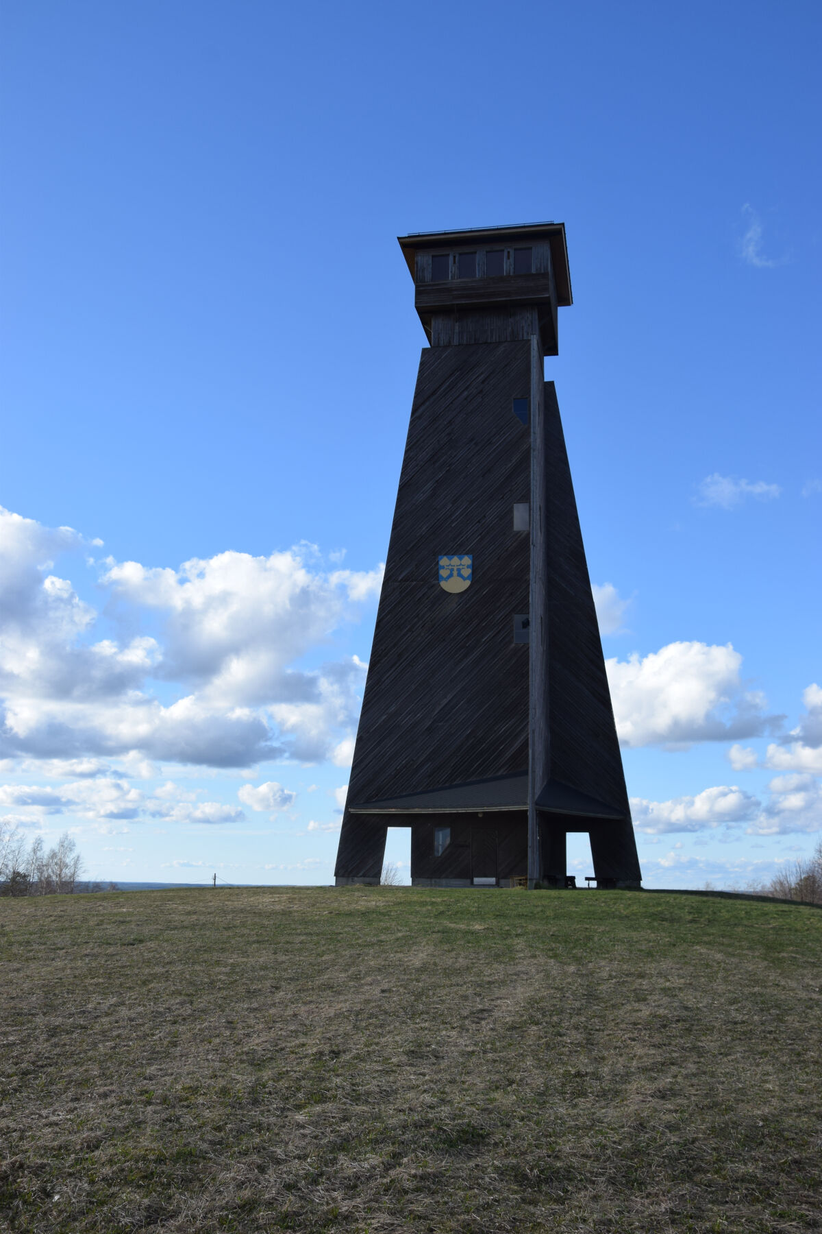 Suokonmäen kotiseututalon vieressä sijaitseva torni on Pohjois-Lehtimäen kylät ry:n hallinnoima. Antti Maasalon taideteos puuttuu sen huipulta katon vaihtamisen jälkeen.
