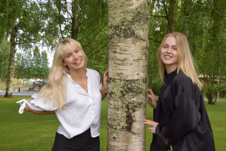 Weera Wilenius ja Nina Uusi-Esko työskentelevät Järvi-Pohjanmaan terveyskeskuksessa ennen kuudennen opiskeluvuotensa käynnistymistä Turun yliopiston lääketieteellisessä tiedekunnassa.