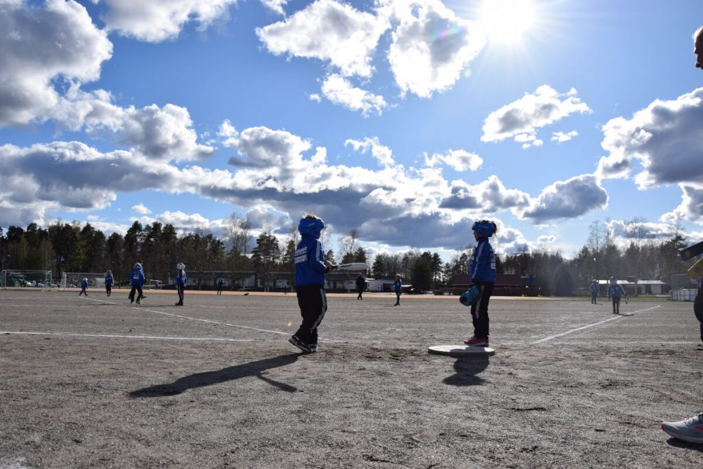 Alajärven pesäpallokentät täyttyvät harjoituksista ja peleistä kesän ajaksi.