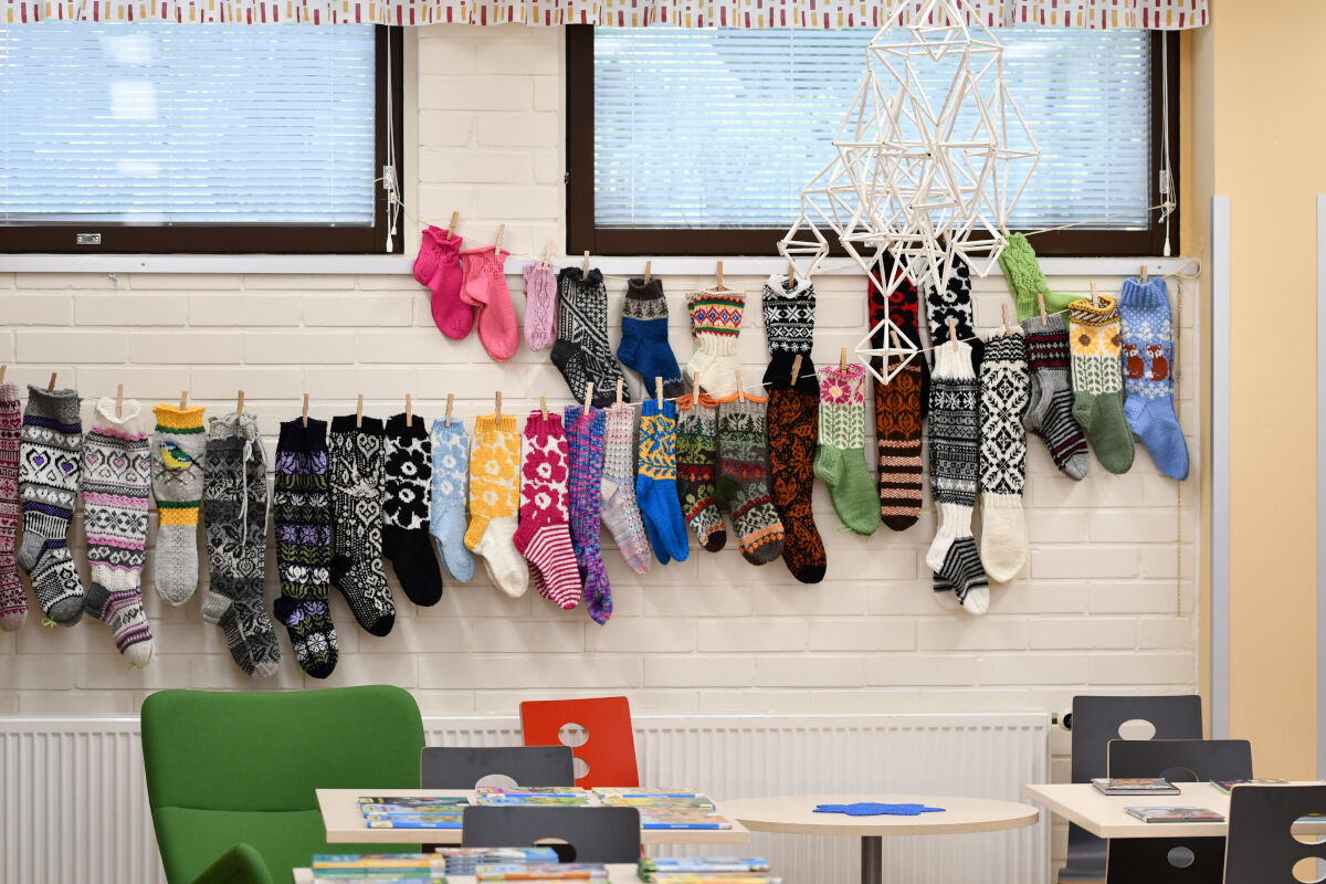 Länsirannan käsityöpiirissä kudottujen sukkien värikirjoa näyttelyssä toukokuun loppuun saakka.