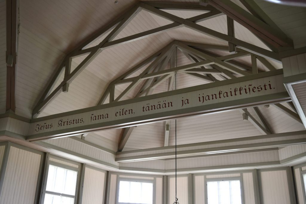 Ristivarren tukipalkkiin on palautettu 1996 remontin yhteydessä vuonna 1936 maalatut tekstit. Tekstit maalattiin umpeen vuoden 1965 remontin yhteydessä. Kuvasta näkyy myös ristivarren tukirakenne.