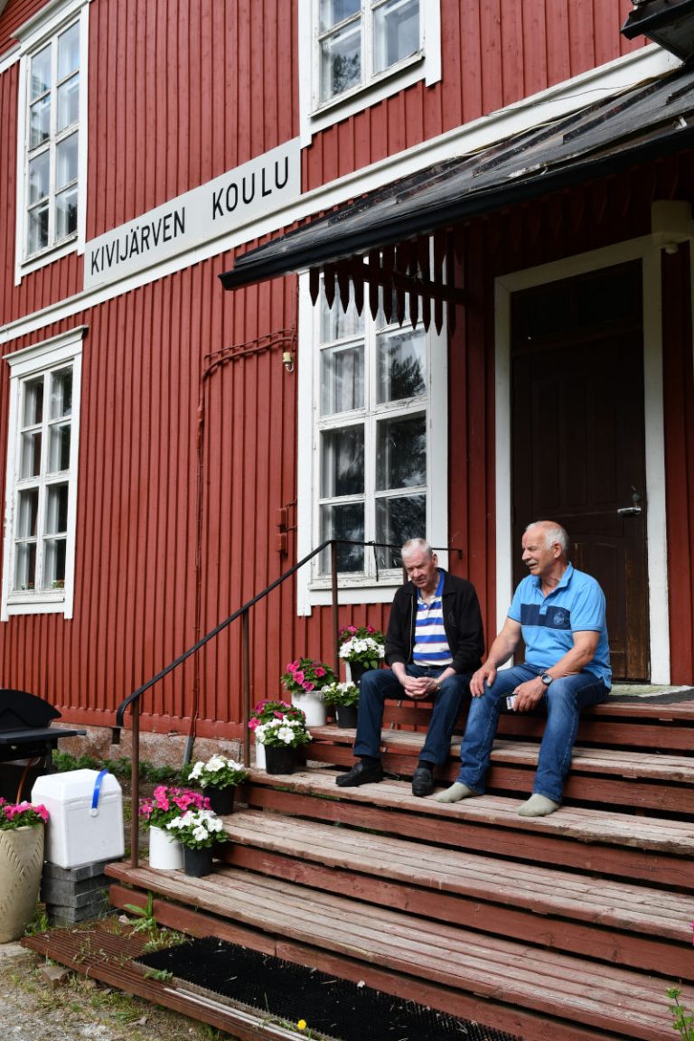 nnen vieraiden saapumista Kauno Koivukangas ja Matti Kuusisaari istuvat koulun jykeville portaille muistelemaan menneitä aikoja ja mestarisoittaja Eemeli Nurmelaa.