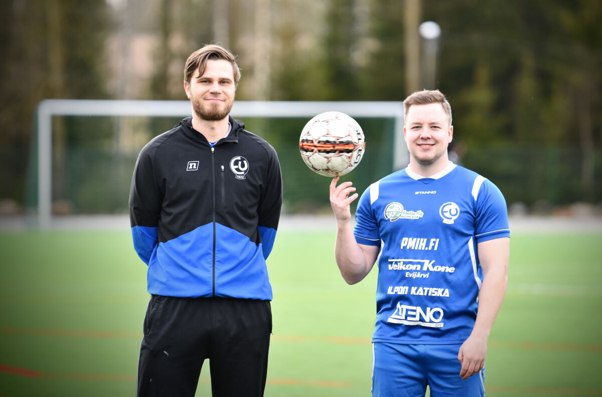 Evijärven miesten jalkapallojoukkueen Juho Fränti ja kapteeni Roope Kultalahti kertovat, että nousutavoitteita ei ole, vaan tavoitteena on pitää hauskaa.