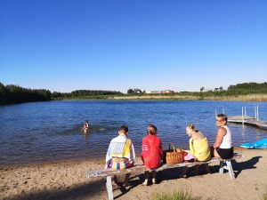 Kivijärvenkylä kutsuu entiset ja nykyiset asukkaansa tapaamiseen kylän uimarannalla lauantaina 2.7. Tapahtuma on maksuton ja kaikille avoin.