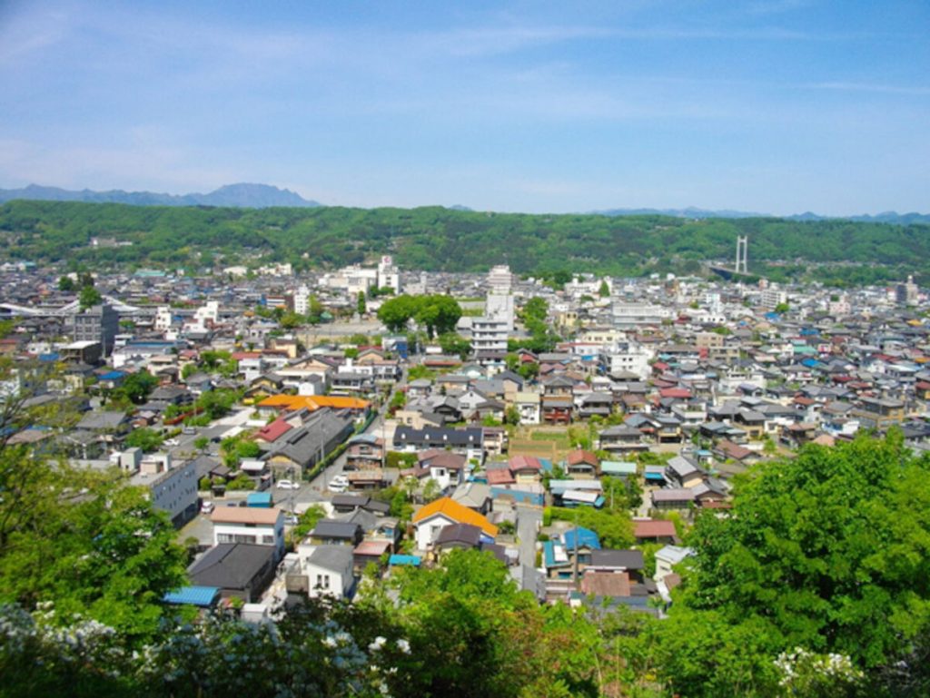 Yleiskuva Chichibun kaupungista. (Wikipedia)
