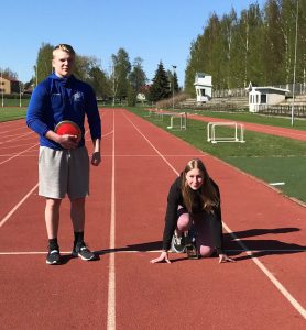 Pikajuoksija Alisa Viinamäki ja kiekonheittäjä Juho-Joel Mäenpää opettavat kaikkia yleisurheilulajeja lapsille.