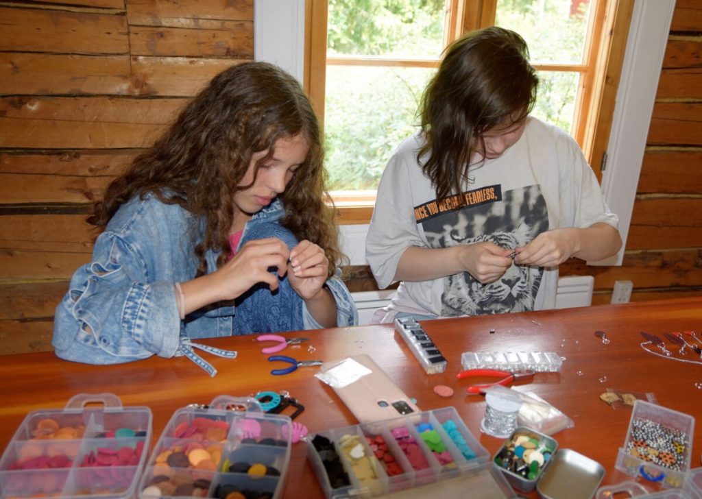 Eeva Dinga (kuvassa vasemmalla) ja Jade Laine loihtivat korukurssilla upeita korvakoruja.