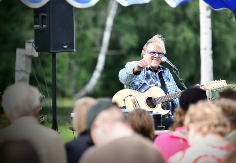 Mikko Alatalo esitti kaikkien suomalaisten tuntemia hittejä ja laulatti yleisöä.