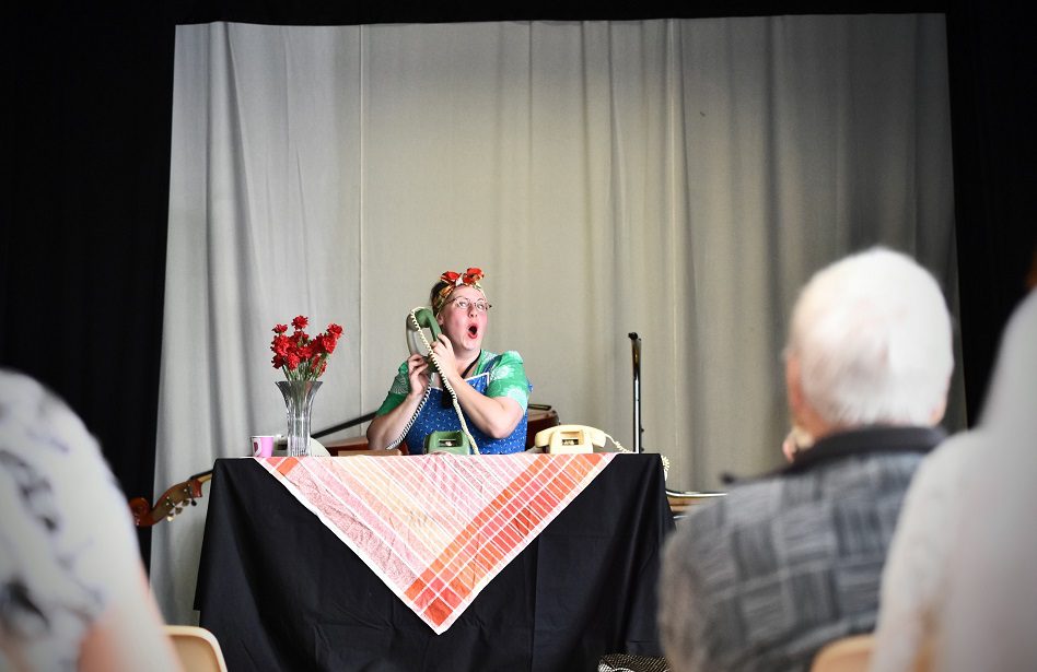 Leena Ylimäen näytelmässä puhelinkeskuksen työntekijä oli hieman liian innostunut kylän kolmen puhelinliittymän omistajien rakkauselämästä.