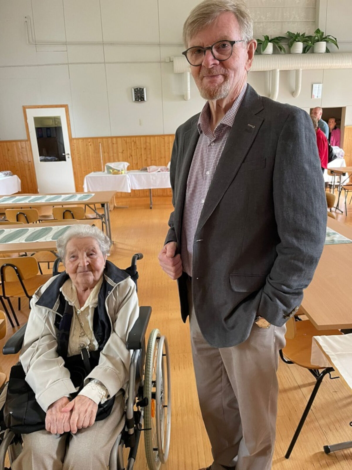 Kohta 95-vuotias Maijalaan muuttanut Alli Saarijärvi ja Juha Karvala odottelemassa juhlan alkamista.