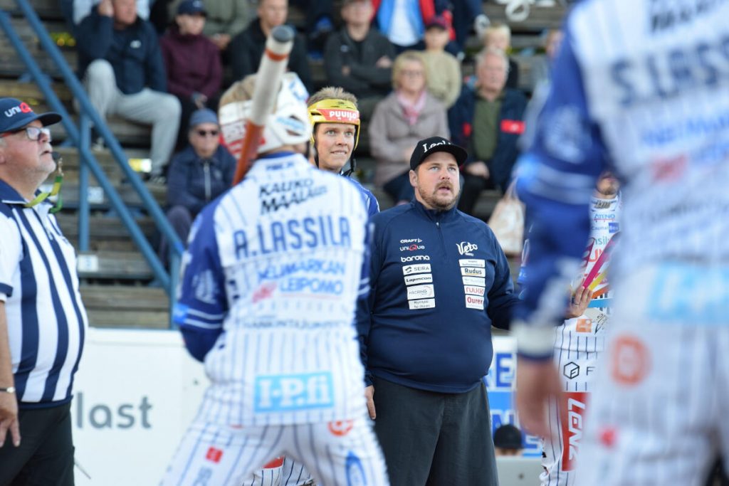 Elmeri Anttila ja Tomi Niskanen juonimassa sisäpelikuvioita Joensuun Mailaa vastaan.