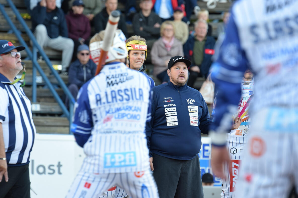 Elmeri Anttila ja Tomi Niskanen juonimassa sisäpelikuvioita Joensuun Mailaa vastaan.