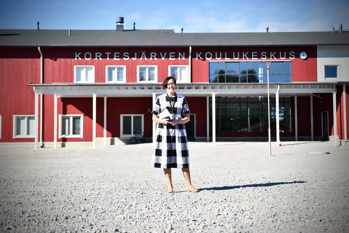 Rehtori Anne Sankelo esitteli Kortesjärven uuden koulun tiloja torstaina. Kivikkoinen piha asfaltoidaan sen jälkeen, kun viereinen puukoulu on siirretty.