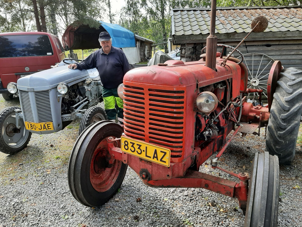 Pekka Välimaan harrastuksena ovat vanhat traktorit, joita on tällä erää neljä kappaletta pihassa.
