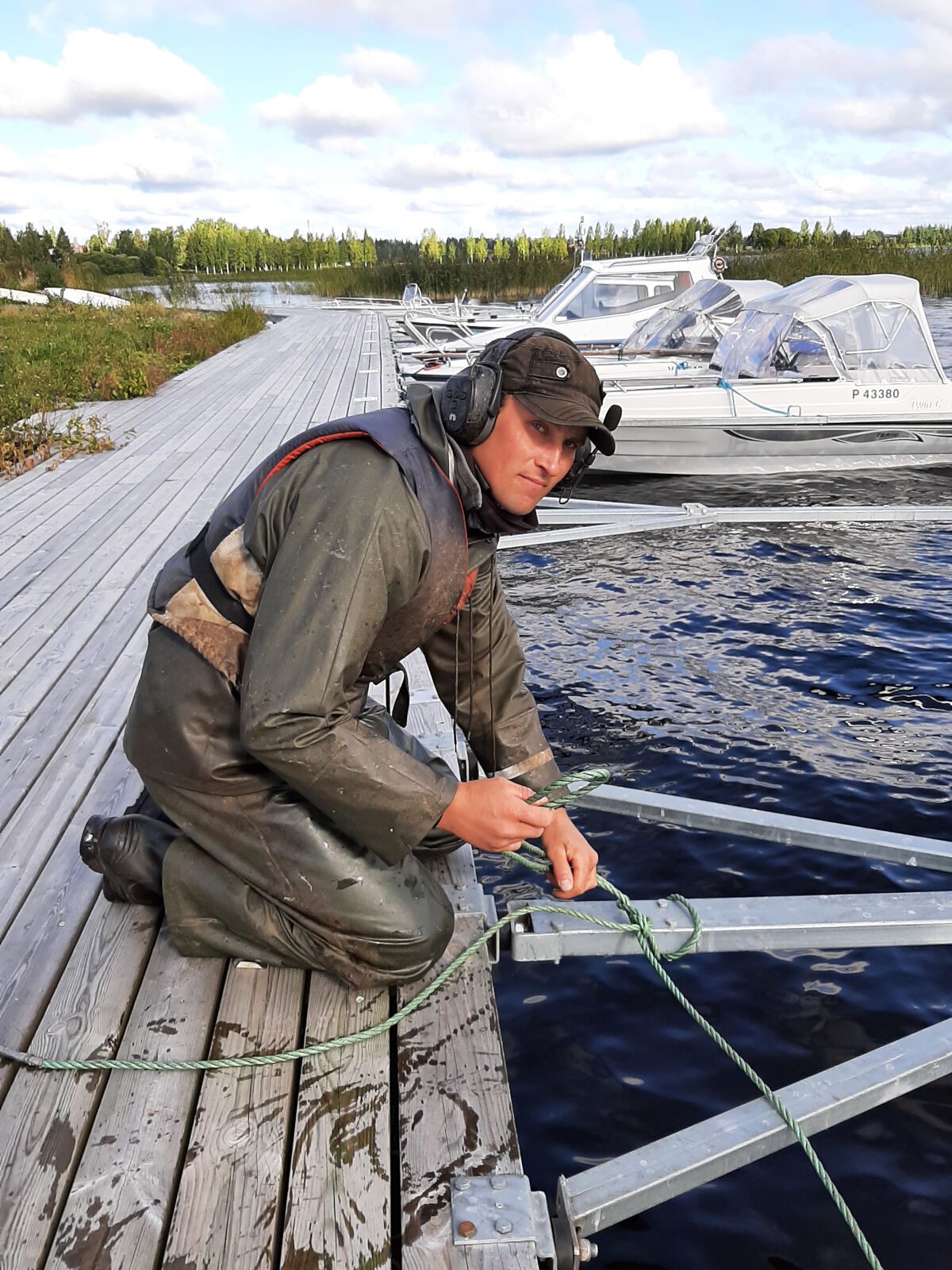 Tällä kertaa saaliina oli myös lahnaa, joka oli menossa turkistarhalle. Mutta kysypä kalastajalta saaliin määristä, niin olet vastauksen kuultuasi yhtä viisas kuin aloittaessasi.