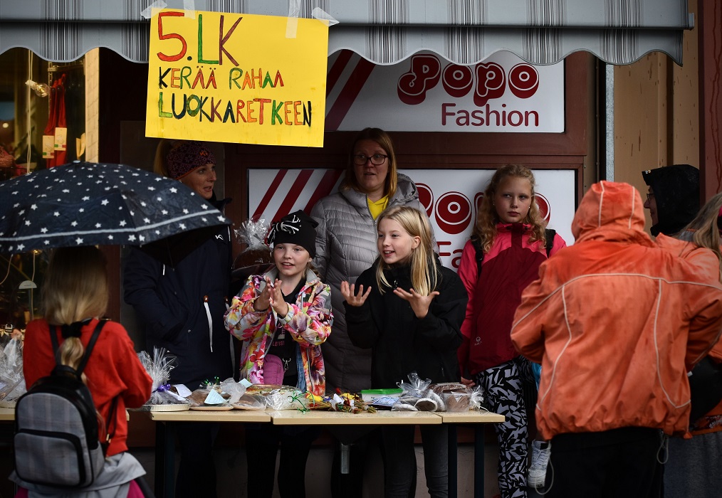 Viidesluokkalaiset keräsivät rahaa luokkaretkeen myymällä leivonnaisia. Kuvassa myymässä Iida-Maria Lantela ja Lotta Virtanen sekä taustalla muun muassa Suvi Rantala ja Emilia Järvinen.