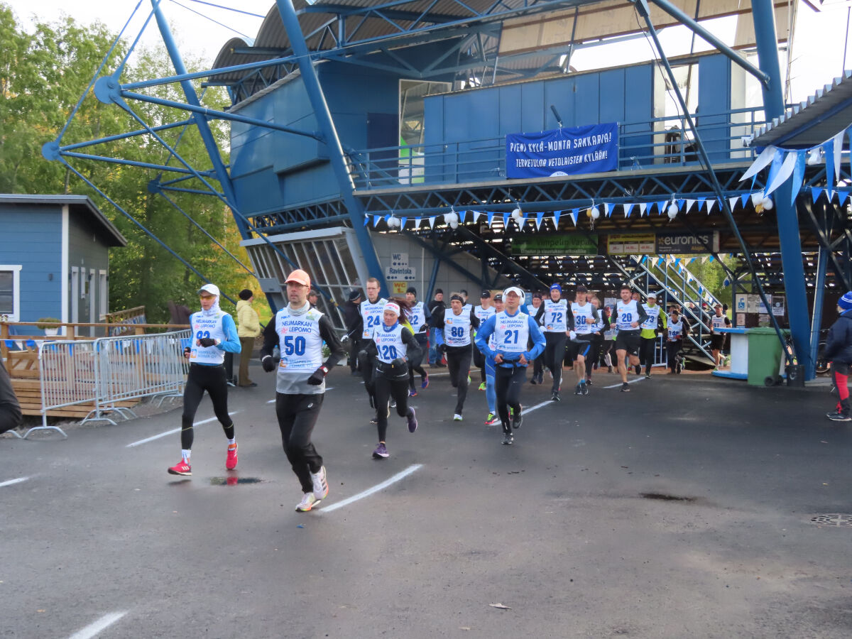 Yhteislähtö puolimaratonille starttasi lauantaiaamuna Saarikentältä.