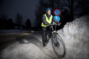 Ennakointi ja turvavarusteet, kuten kypärä ja talvirenkaat, turvaavat pyöräilijän matkaa talvella. Nina Mönkkönen / Liikenneturva