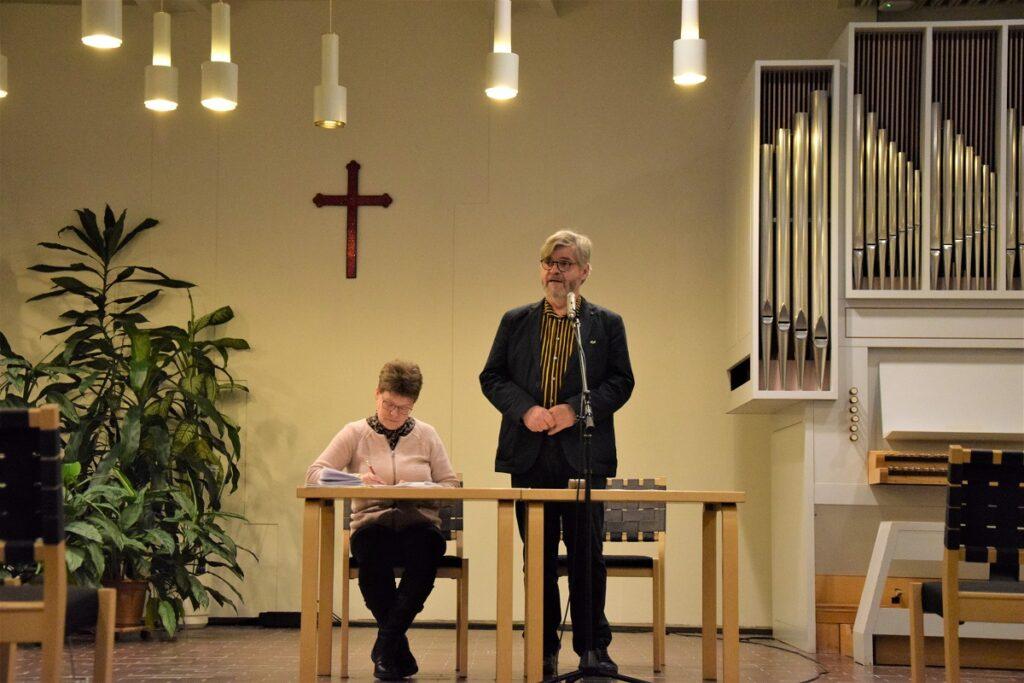 Tuomo Lehtiniemi äänestettiin Alajärven seurakuntavaltuuston puheenjohtajaksi. Kokouksen sihteerinä toimi Tuula Luoma.