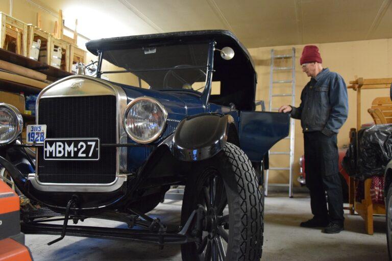 Vimpeliläinen Valto Harju entisöi T-Fordin vuosimallia 1927.