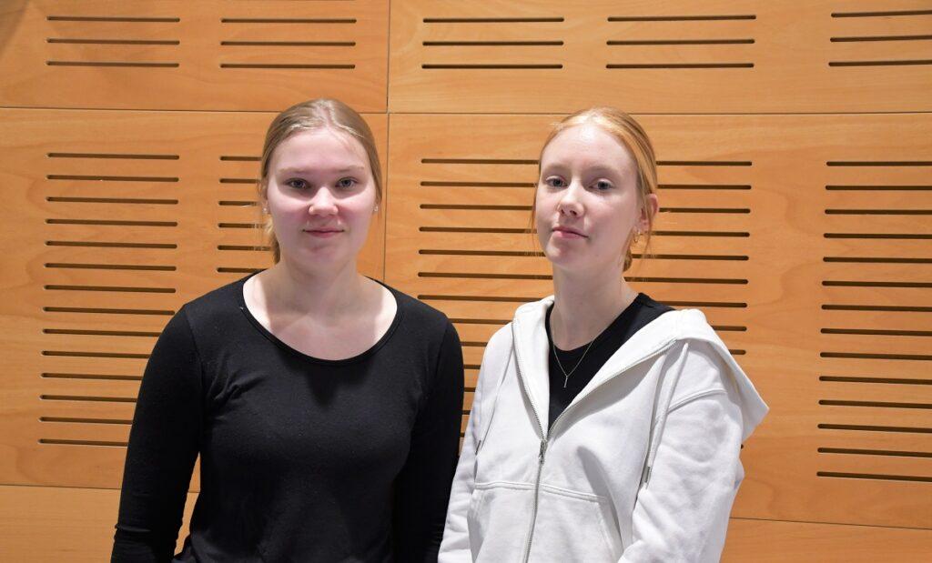 Vetelin lukion opiskelijat Iida Leponiemi ja Jonna Koivisto osallistuvat Vimpelin lukion vanhojentansseihin, koska Vetelissä tansseja ei saada tänä vuonna järjestettyä.