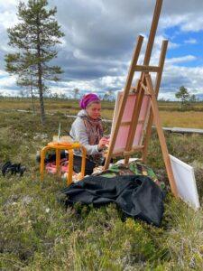 Kuvassa Maija Perälä maalaa Suo soikoon -tapahtumassa Karvialla. Onnituvalla 18.2. hän ohjaa intuitiivista maalausta.