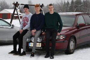 Juhana Mikkola, Joni Kaipio ja Ilari Mikkola ovat pitkän linjan tubettajia. Moottorit ja vauhti kiinnostavat - parhaillaan materiaalia syntyy pakettiauton muuttamisesta saunapakuksi.