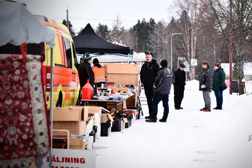 Mitään yleisöryntäystä ei torilla nähty, kun ihmiset pysyivät mieluummin sisällä lämpimässä.