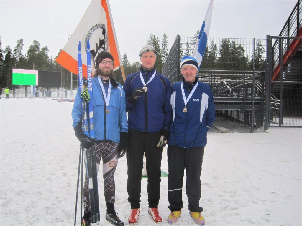 Vedon viestijoukkue otti SM-viestistä hopeaa, kuvassa vasemmalta Simeon, Samuel ja Esko Hyyppä.