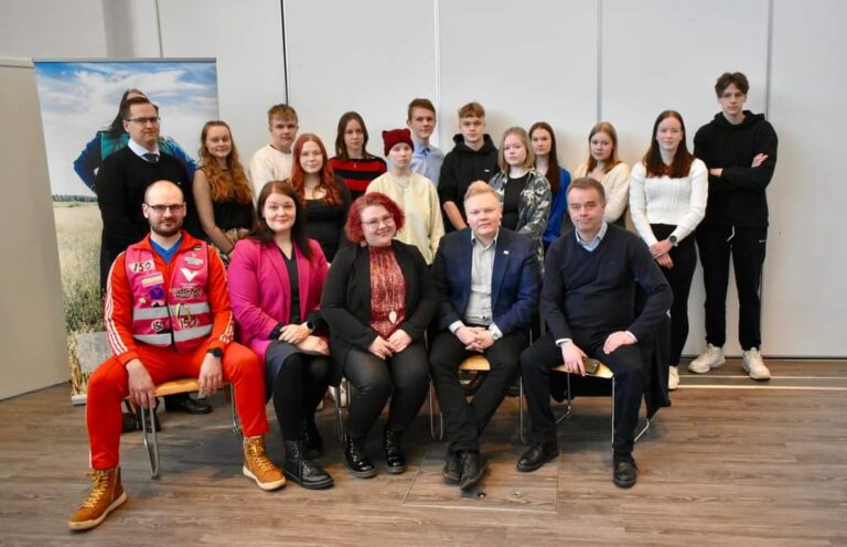 Paneelin päätteeksi EPAS-ryhmäläiset, ohjaava opettaja Henri Salminen ja panelistit kokoontuivat vielä yhteiskuvaan. Kuva: Tuija Saarteinen.