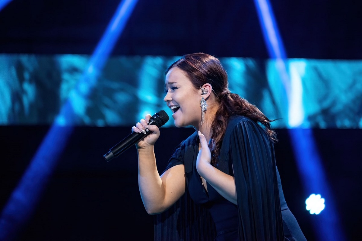 Nella Kontiainen on saanut The Voice of Finland -ohjelmassa kiitosta paitsi kauniista lauluäänestään, myös energisestä esiintymisestään. Kuva: Saku Tiainen.