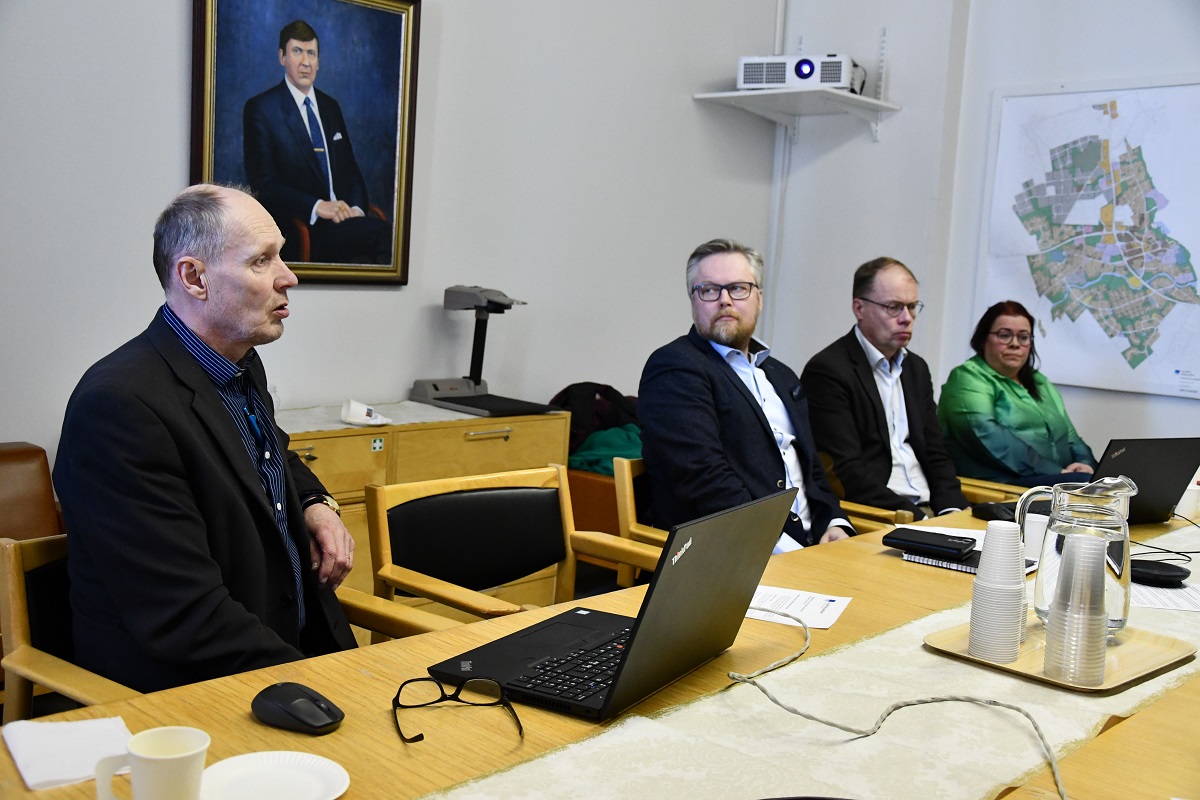 Tapani Kotanen, Antti Joensuu, Vesa Koivunen ja Sari Palmu olivat tyytyväisiä ylijäämäiseen tulokseen.