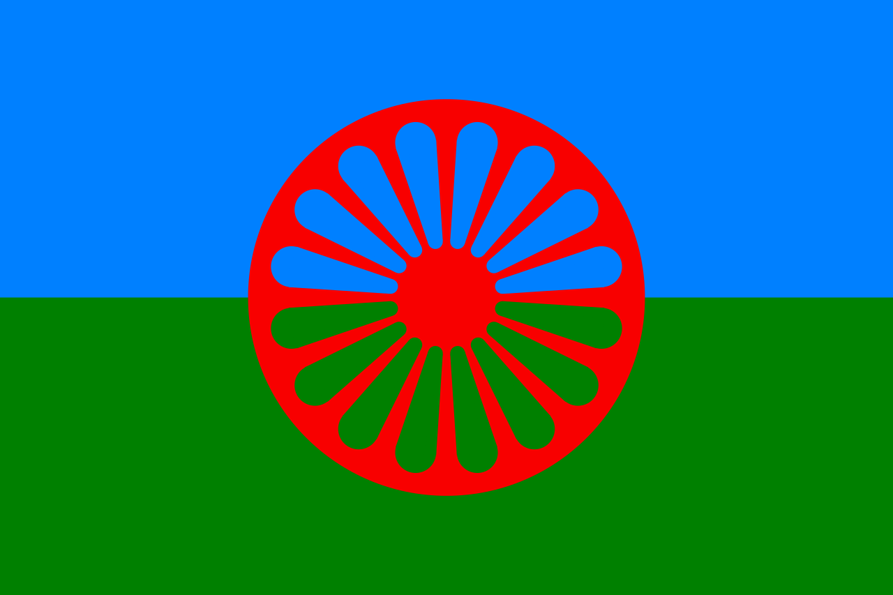 Kansainvälinen romanien lippu. Romaneilla on perhe- ja ihmiskeskeinen kulttuuri, missä arvostetaan hyviä käytöstapoja.