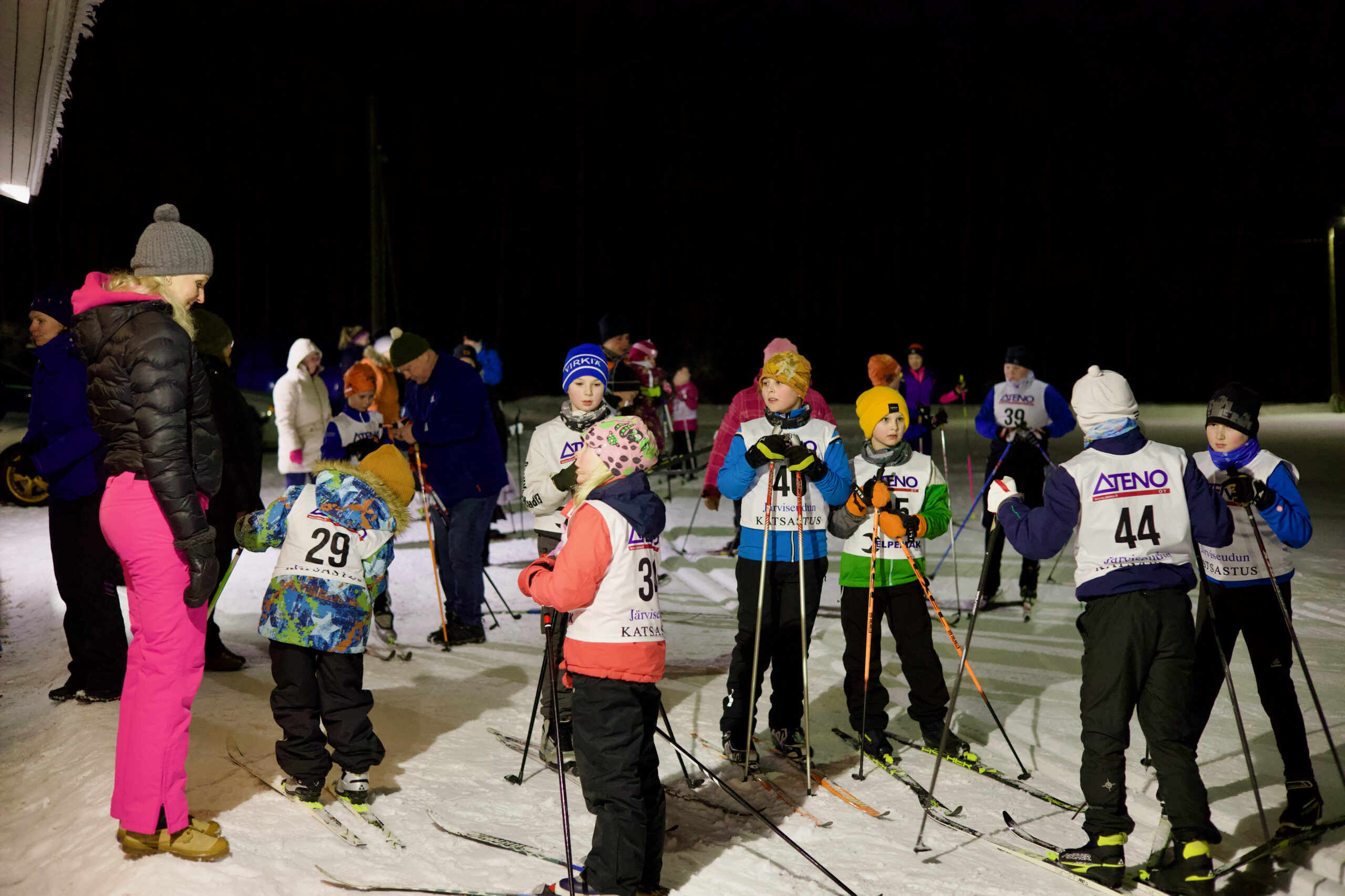Kisajännitystä: Evijärvellä hiihtoladuilla kisattiin talven aikana tiiviisti ja lapsia ja nuoria kerääntyi nauttimaan kisatunnelmasta parhaimmillaan jopa lähes 30 osallistujan verran.