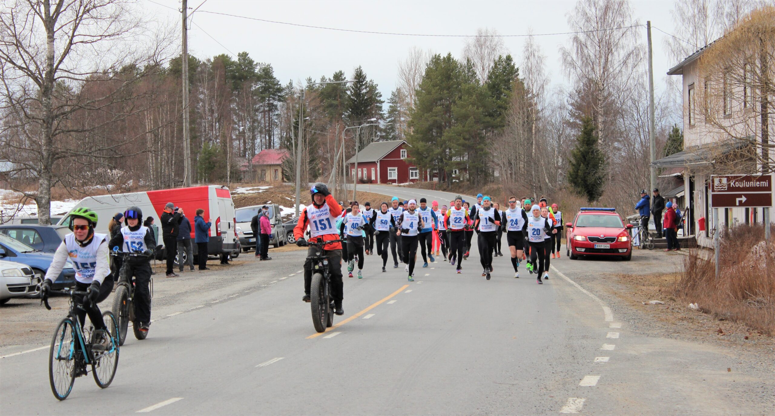 Juoksijat ja pyöräilijät lähtivät matkaan Sääksjärven Nuorisoseuran edestä. Sääksjärven ympärijuoksu käynnistää juoksukisojen kesän Järviseudulla.