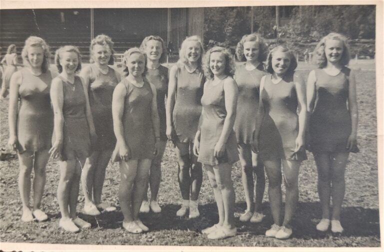 Kuva Suomen naisten liikuntakasvatusliiton juhlasta Vaasan urheilukentällä vuodelta 1947, jolloin Veikottaret olivat vielä osa Lappajärven Veikkoja.