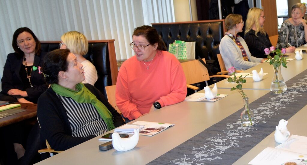 Illan aiheet ja annetut tehtävät virittivät yleisön vilkkaaseen keskusteluun.