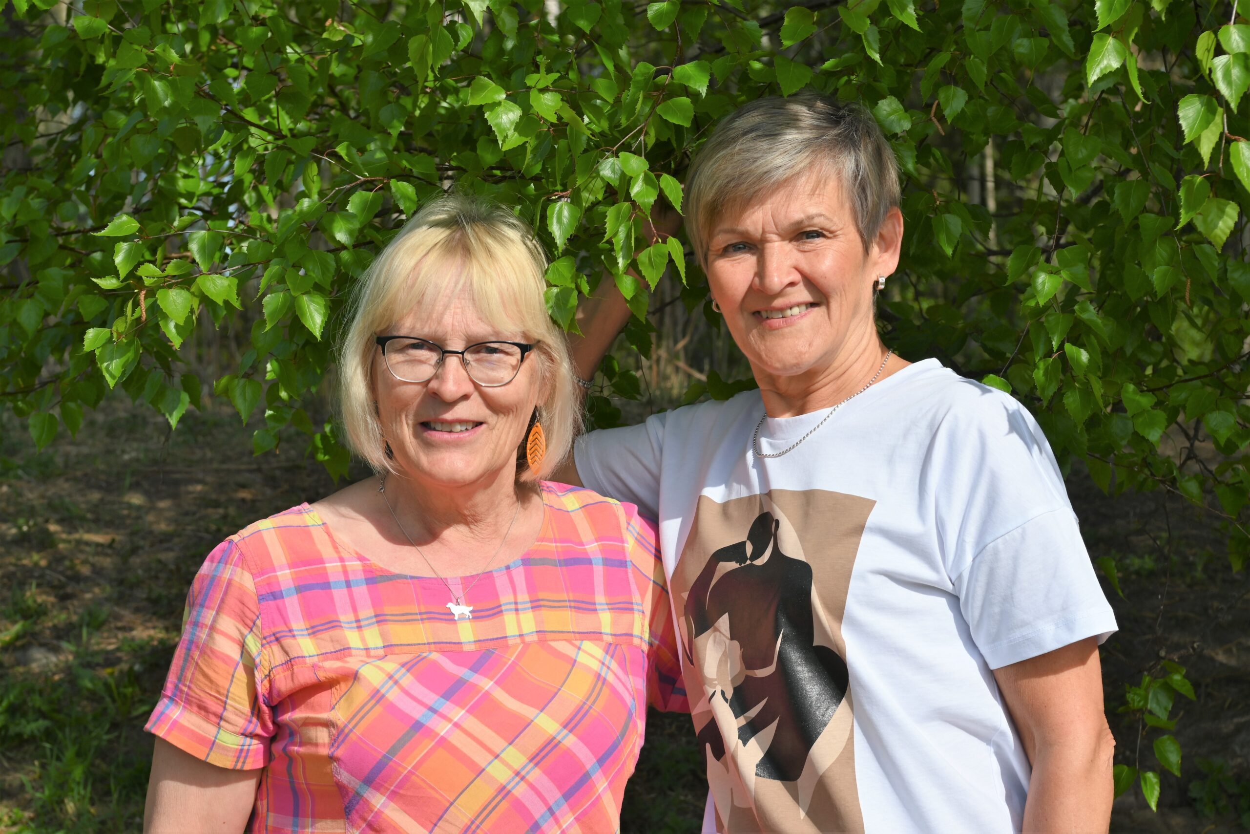 Anna-Maija Siponkoski (vasemmalla) ja Heini Ylisuutari ovat itsekin Aapiskujan koulun kasvatteja. Omalta tuntuva työ, rakkaus kotiseutuun ja hyvä työyhteisö ovat tehneet työvuosista mielekkäitä.