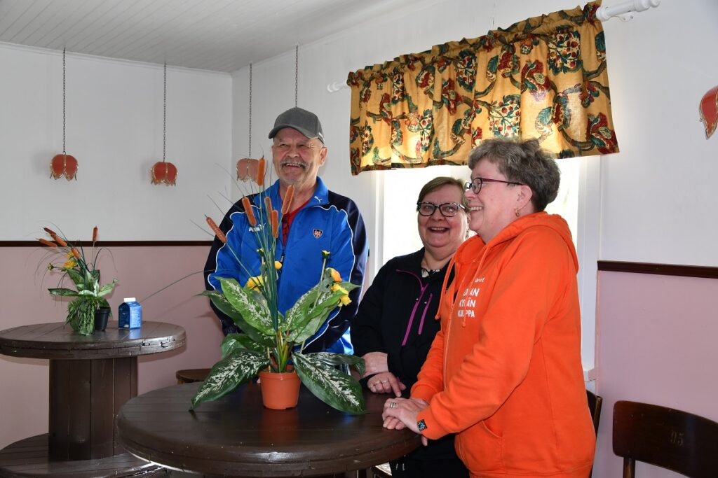Oskari Bergbacka, Sinikka Lehtimäki ja Tuija Ahvenkoski-Aho ovat tyytyväisiä työväentalo Kipinän uuteen ilmeeseen.