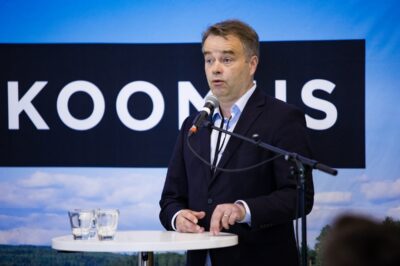 Hallitusneuvottelija Janne Sankelo toi poliittisen katsauksen Pohjanmaan Kokoomuksen piirille.